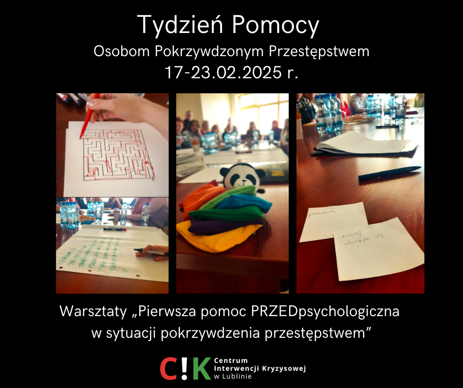 kolaż zdjęć: zbliżenie na rękę rysującą na kartce wyjście z labiryntu czerwonym flamastrem, zbliżenie na rękę piszącą tekst na dużym kartonie, w tle rozmyte postacie, na pierwszym planie pluszowa zabawka-panda i kolorowe woreczki do ćwiczeń, w tle rozmyte postacie siedzące przy stole, tekst „‎Tydzień Pomocy Osobom Pokrzywdzonym Przestępstwem 17- 17-23.02.2025 r Warsztaty „Pierwsza pomoc PRZEDpsychologiczna w sytuacji pokrzywdzenia przestępstwem"