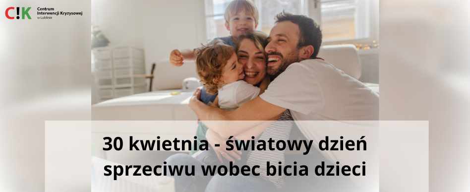 rodzina: dwoje dorosłych i dwoje małych dzieci uśmiechają się i przytulają.