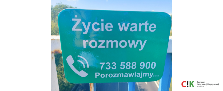 zielona tabliczka z napisem życie warte rozmowy