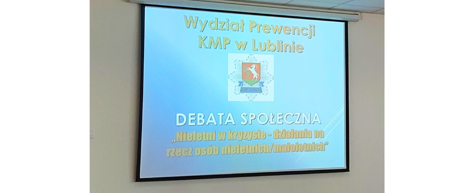 zdjęcie dużego ekranu wiszącego na ścianie na którym wyświetlane są treści