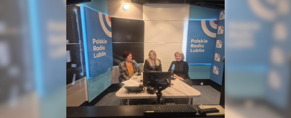 3 kobiety siedzące za stołem w studiu nagraniowym Radia Lublin